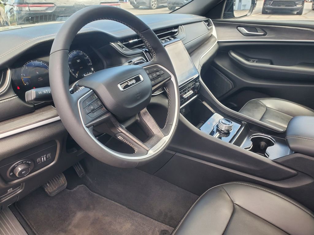 Used 2025 Jeep Grand Cherokee L Limited w/ Black Appearance Package AWD/4WD image 17