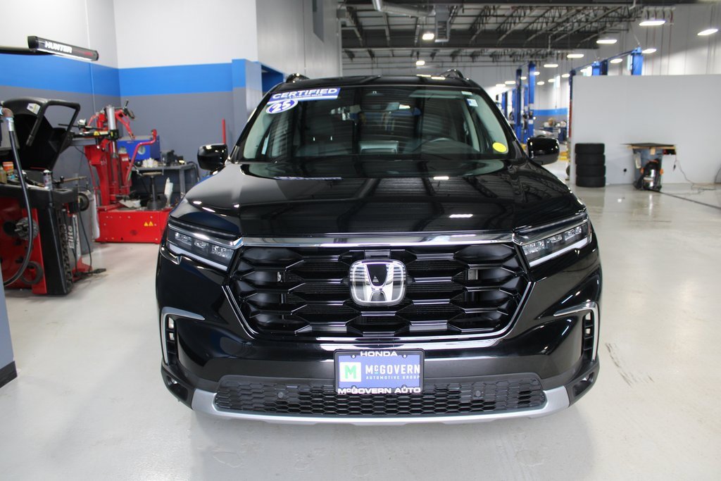 Used 2025 Honda Pilot Touring image 3