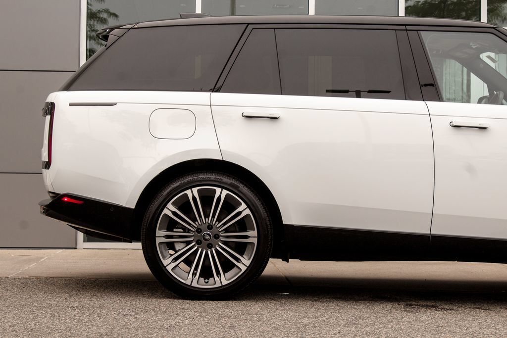 Used 2025 Land Rover Range Rover Long Wheelbase SE AWD/4WD image 6