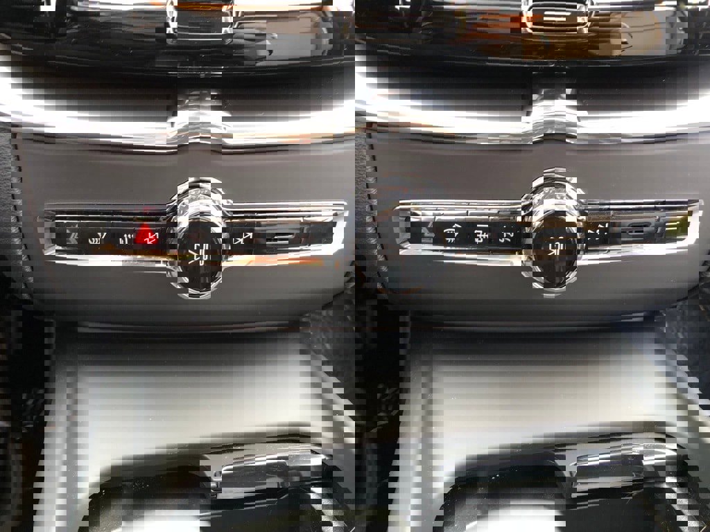 New 2025 Volvo XC60 B5 Core w/ Protection Package Premier image 24