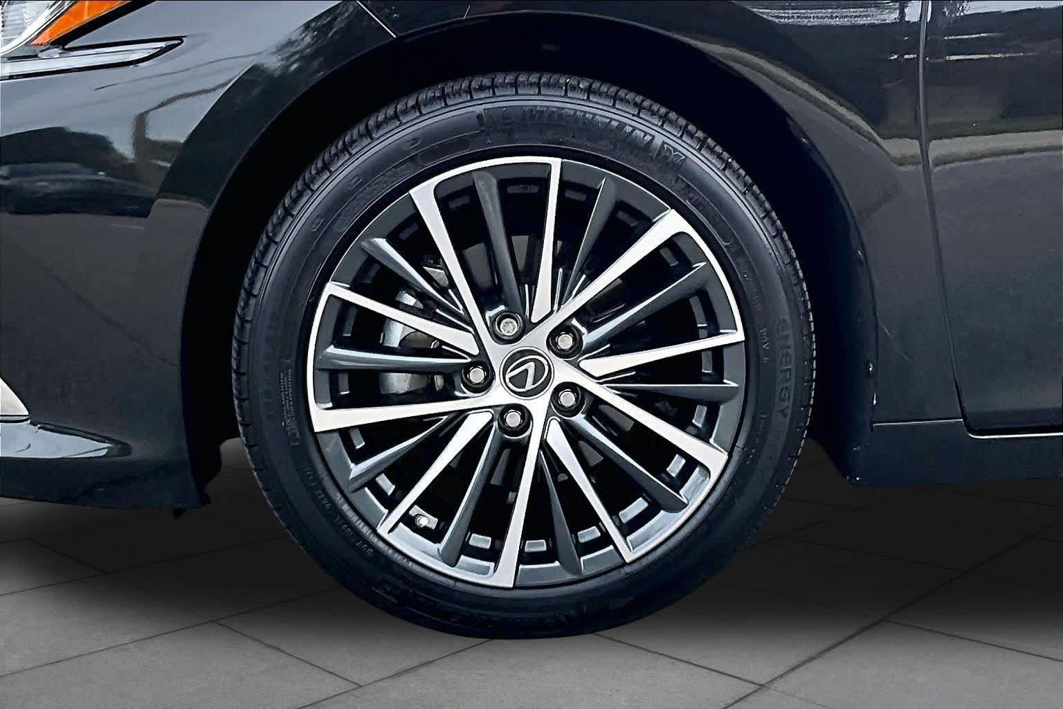 Used 2024 Lexus ES 250 w/ Premium Package AWD/4WD image 10