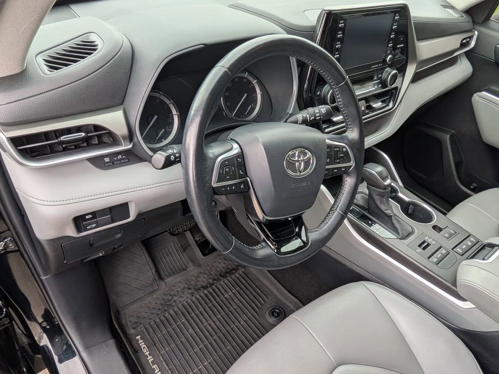 Used 2020 Toyota Highlander XLE AWD/4WD image 11