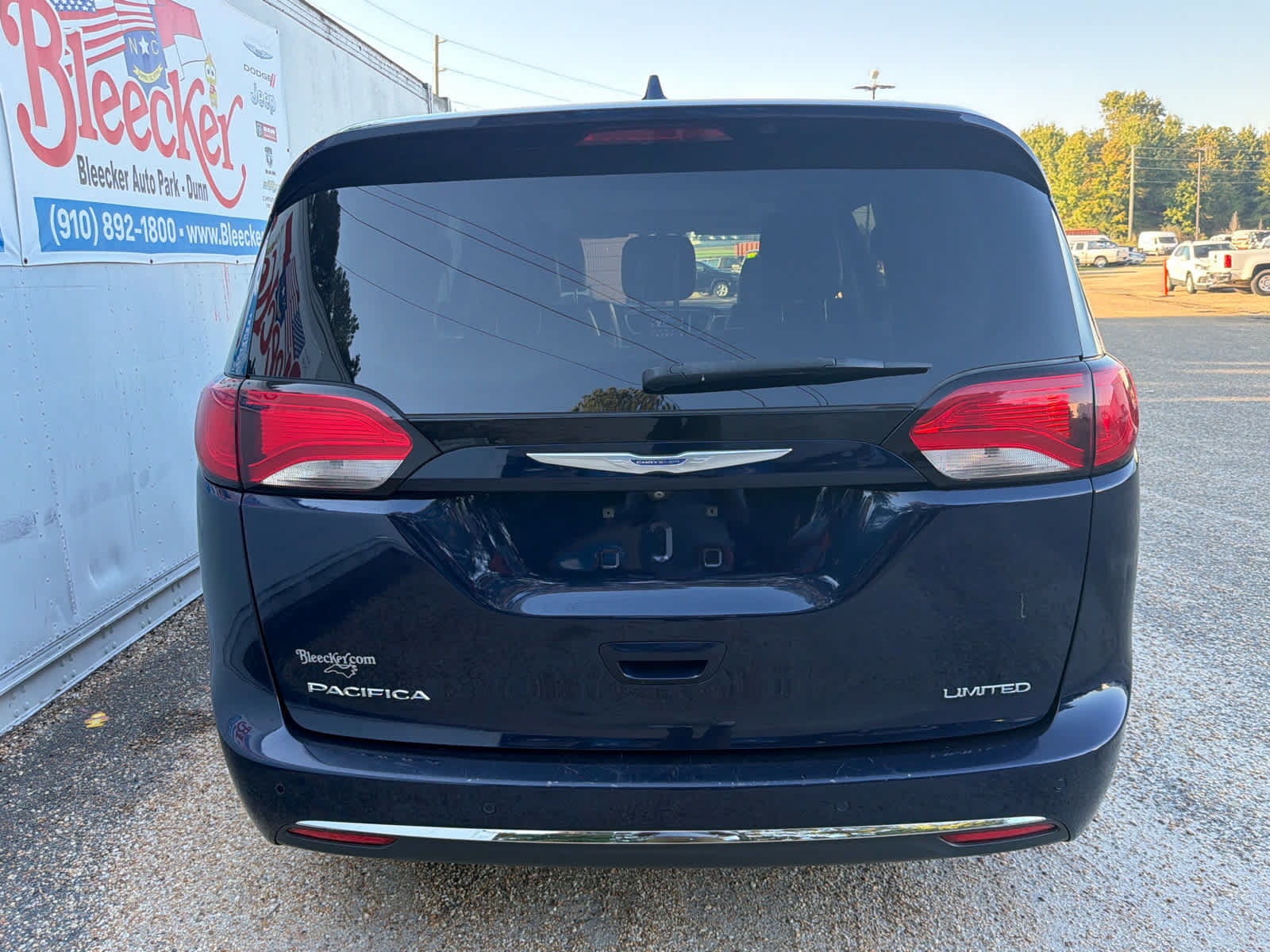 Used 2020 Chrysler Pacifica Limited w/ Advanced Safetytec Group FWD image 4