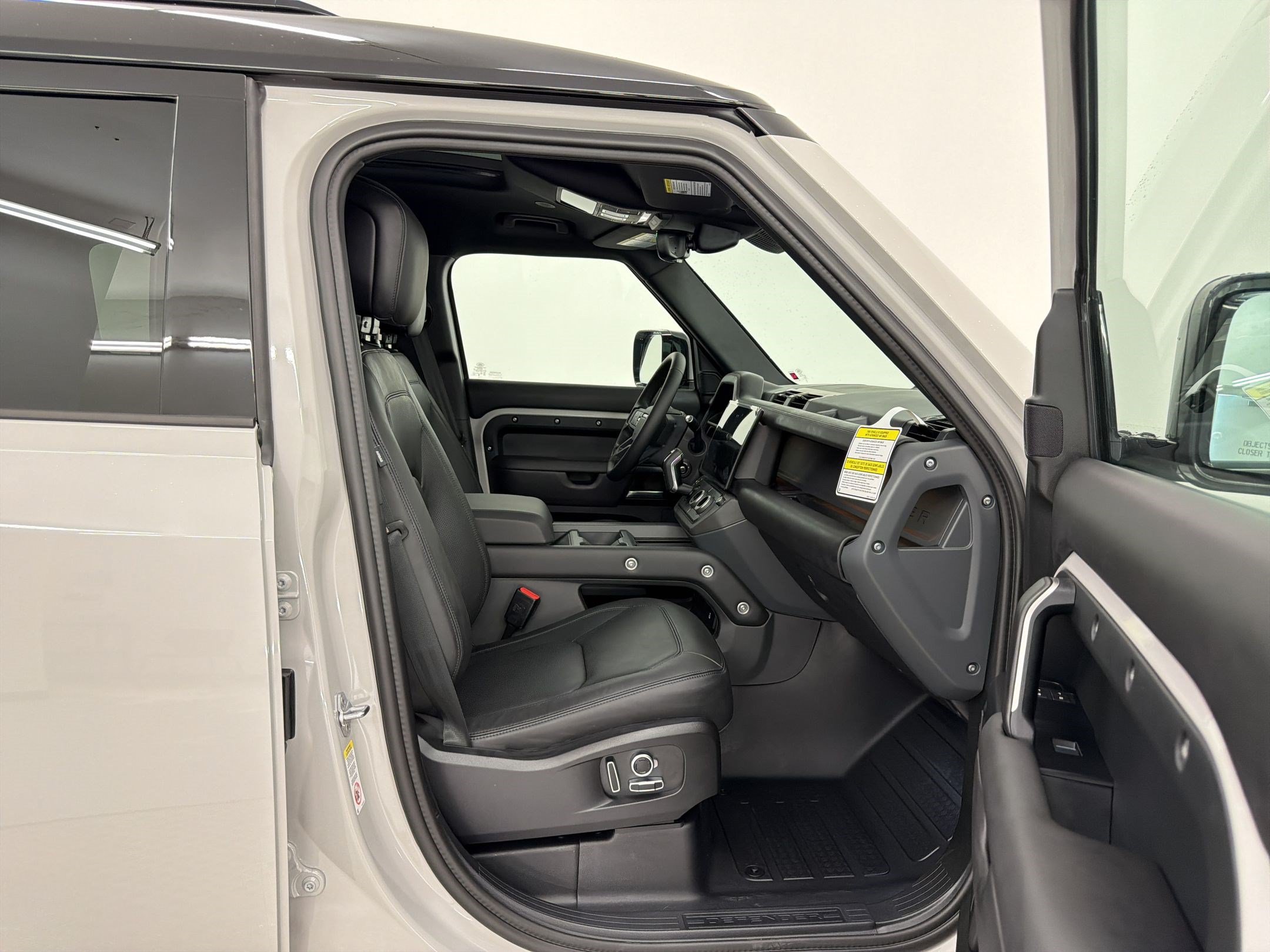 New 2026 Land Rover Defender 130 X-Dynamic SE AWD/4WD image 27