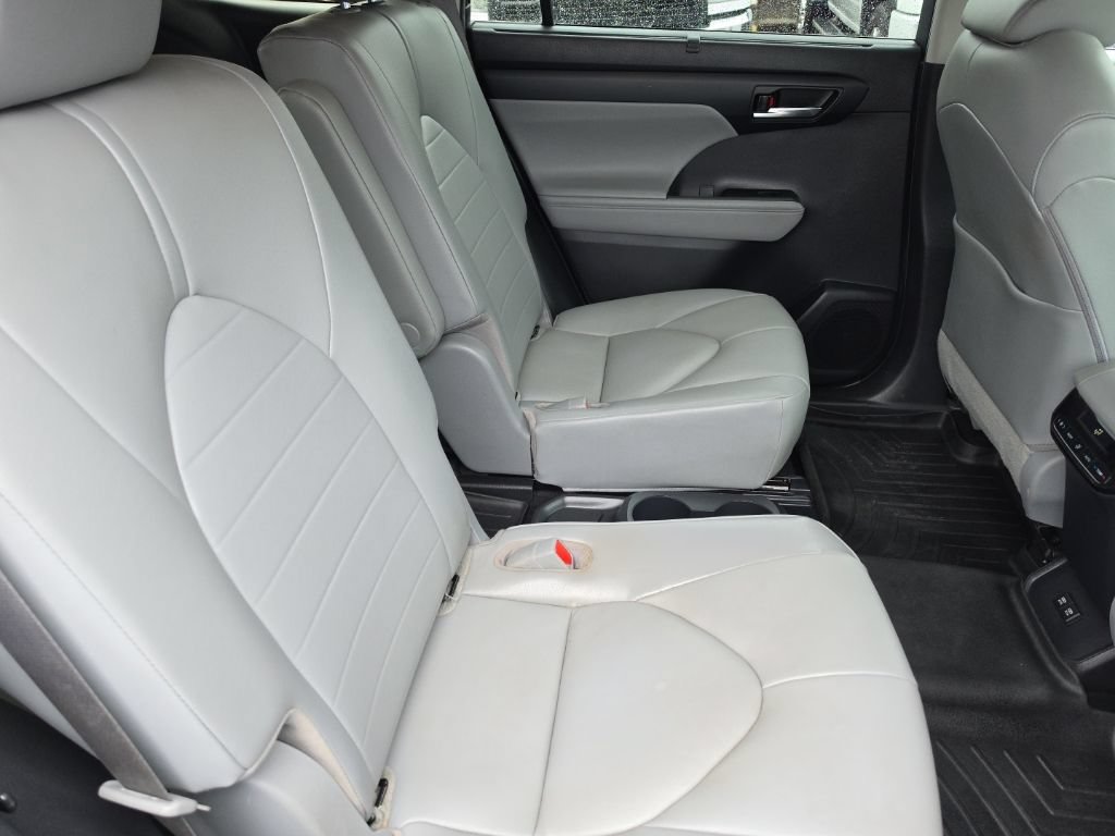 Used 2020 Toyota Highlander XLE AWD/4WD image 31