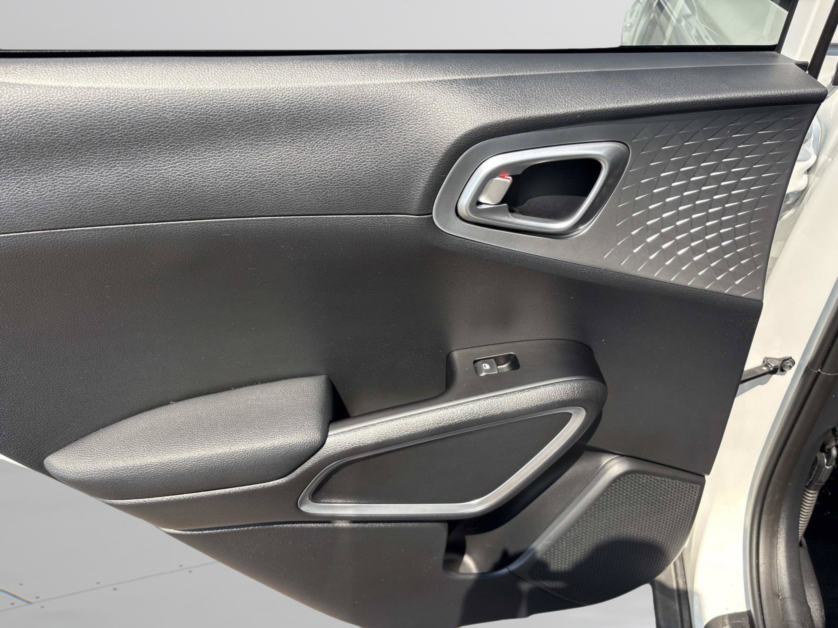 Used 2025 Kia Soul LX w/ LX Technology Package FWD image 18