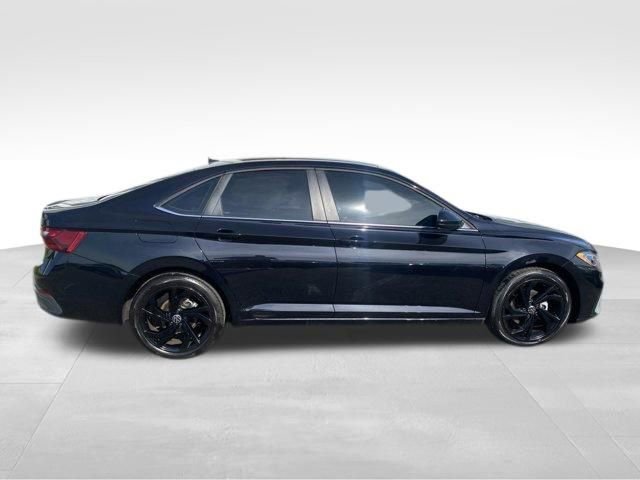 Used 2025 Volkswagen Jetta SE image 9