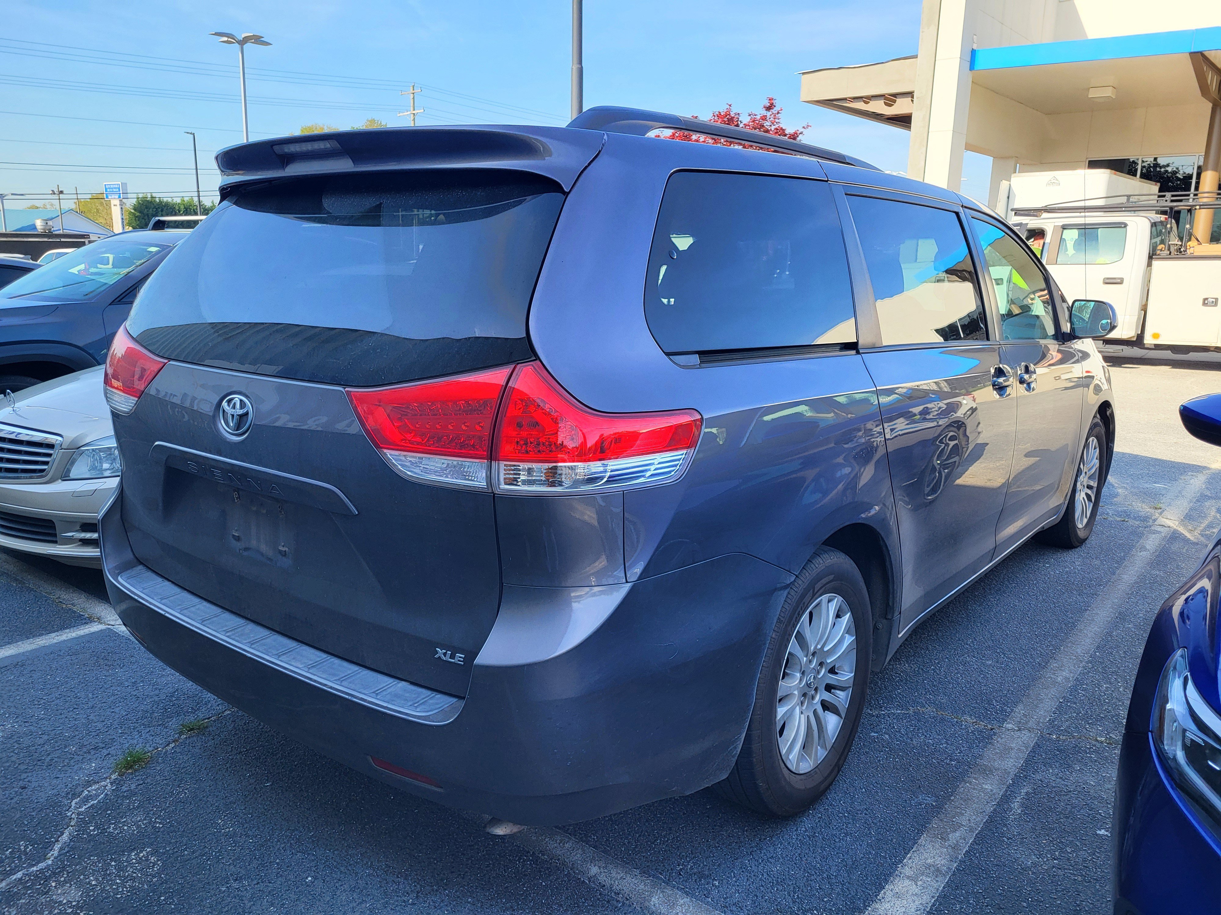 Used 2012 Toyota Sienna XLE image 4