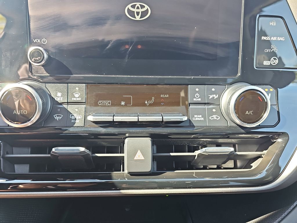 Used 2024 Toyota Highlander Limited AWD/4WD image 26