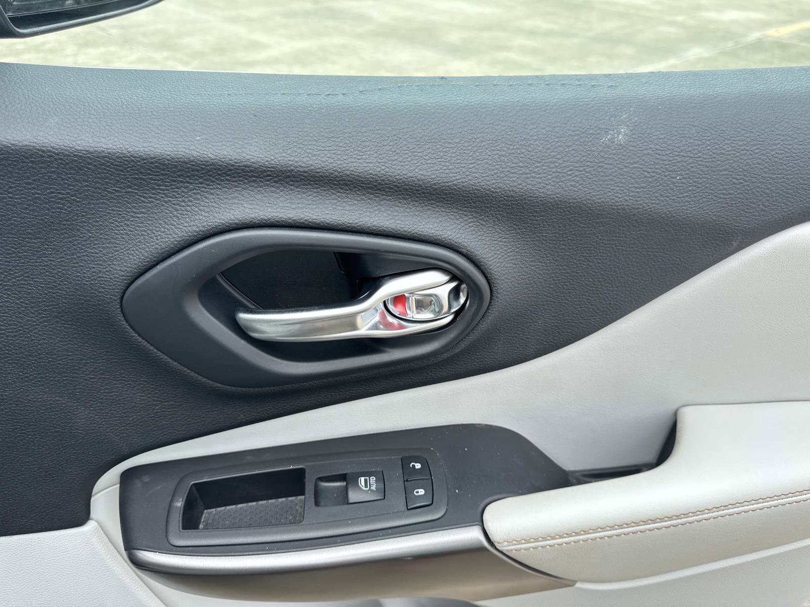 Used 2019 Jeep Cherokee Limited image 14