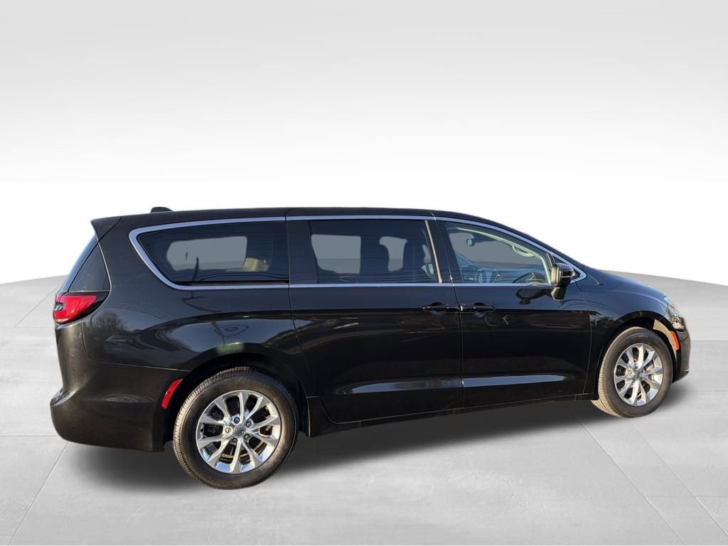 Used 2023 Chrysler Pacifica Touring-L image 11