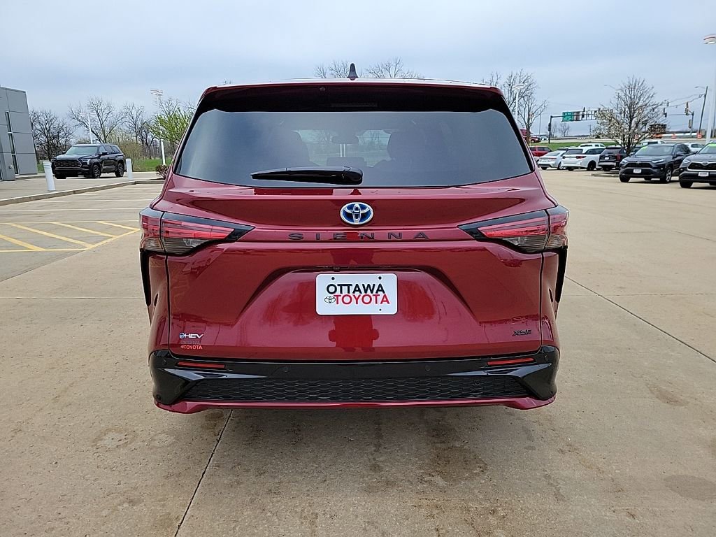 Used 2025 Toyota Sienna XSE image 7