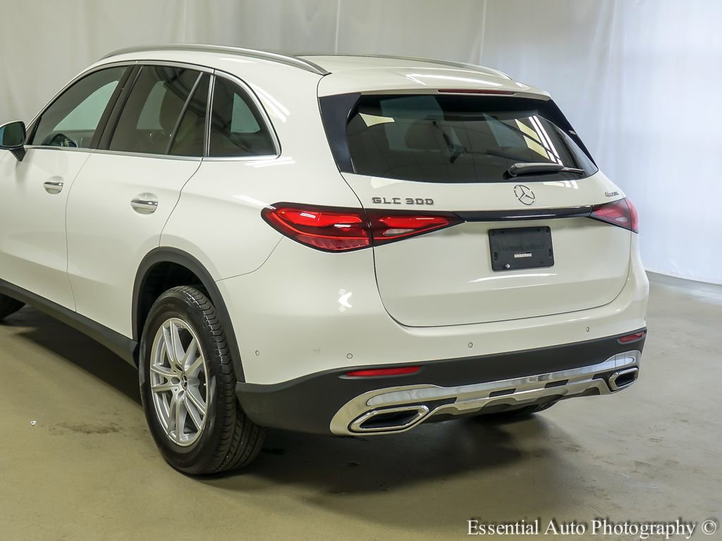 Used 2023 Mercedes-Benz GLC 300 4MATIC w/ Exclusive Trim Package image 7