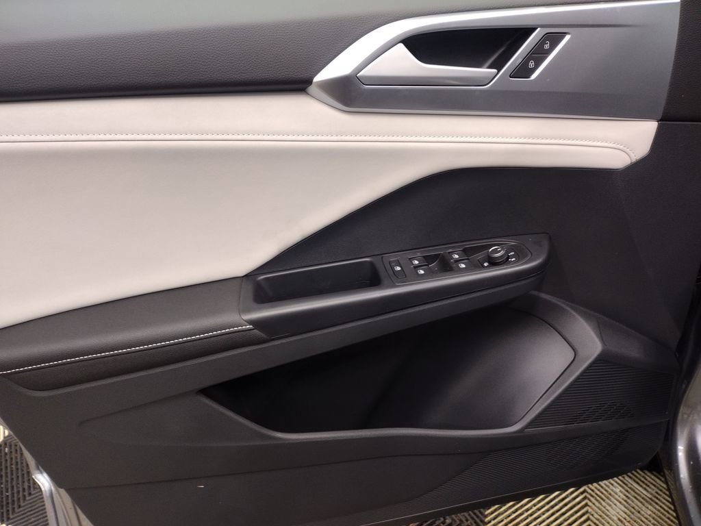 New 2025 Volkswagen Taos SE image 17