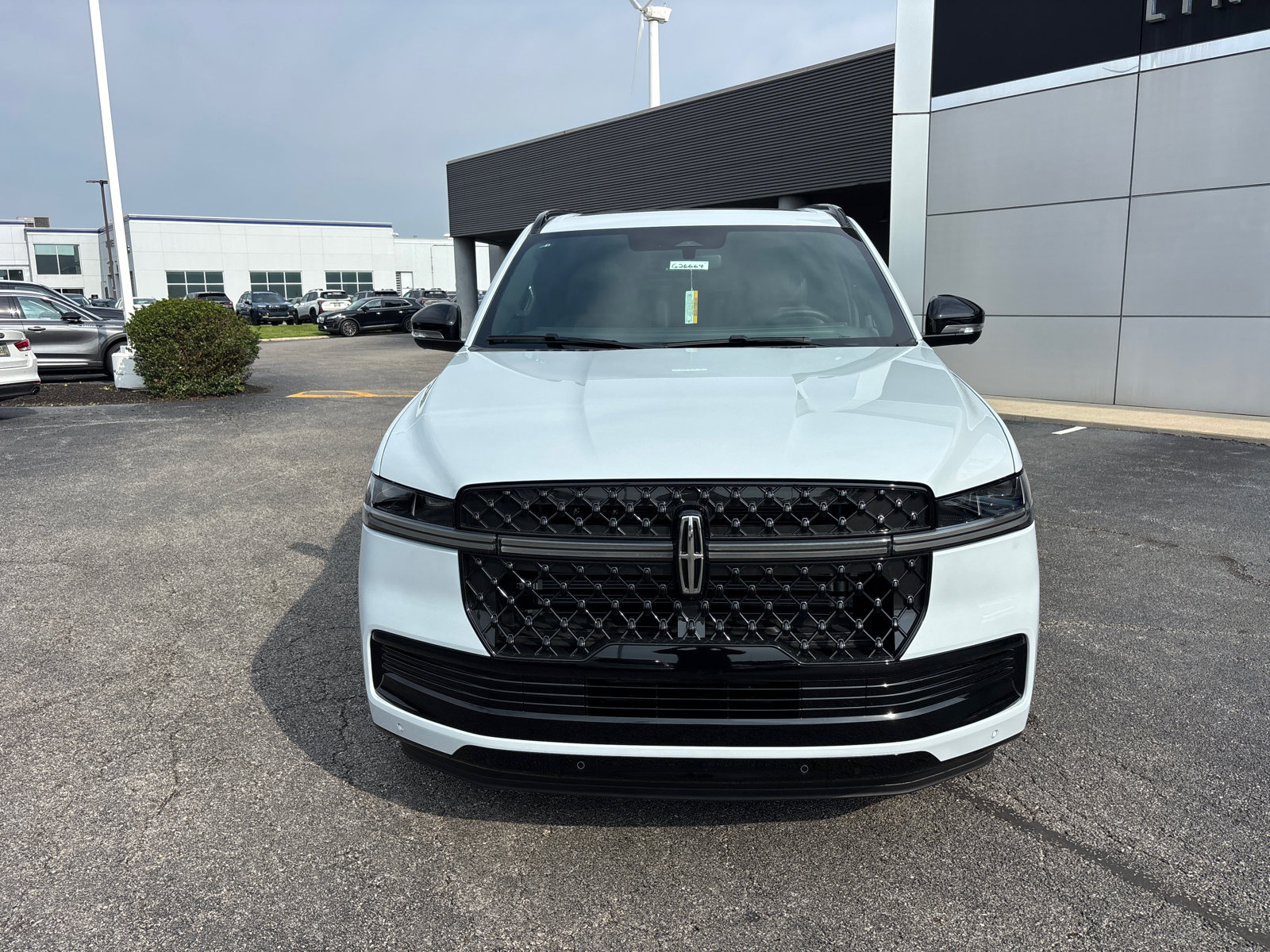 New 2026 Lincoln Navigator Reserve w/ Jet Appearance Package AWD/4WD image 2