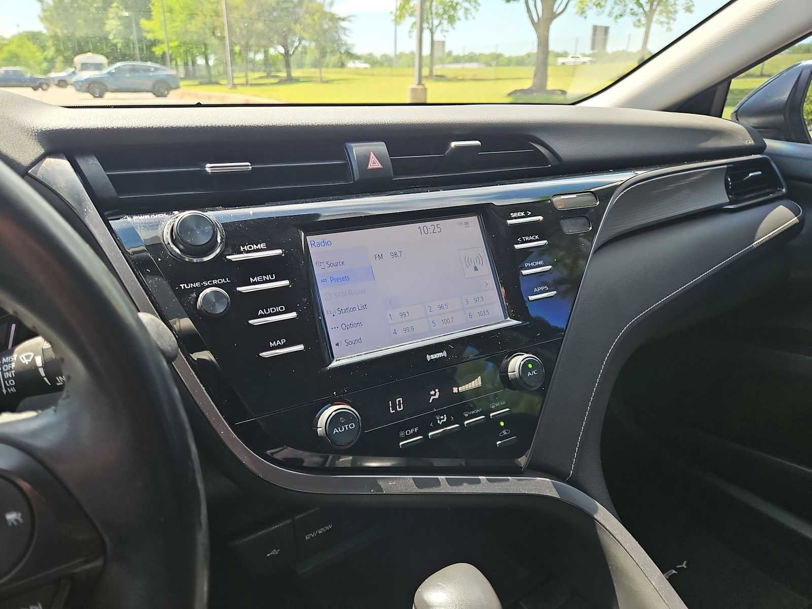 Used 2020 Toyota Camry SE FWD image 29