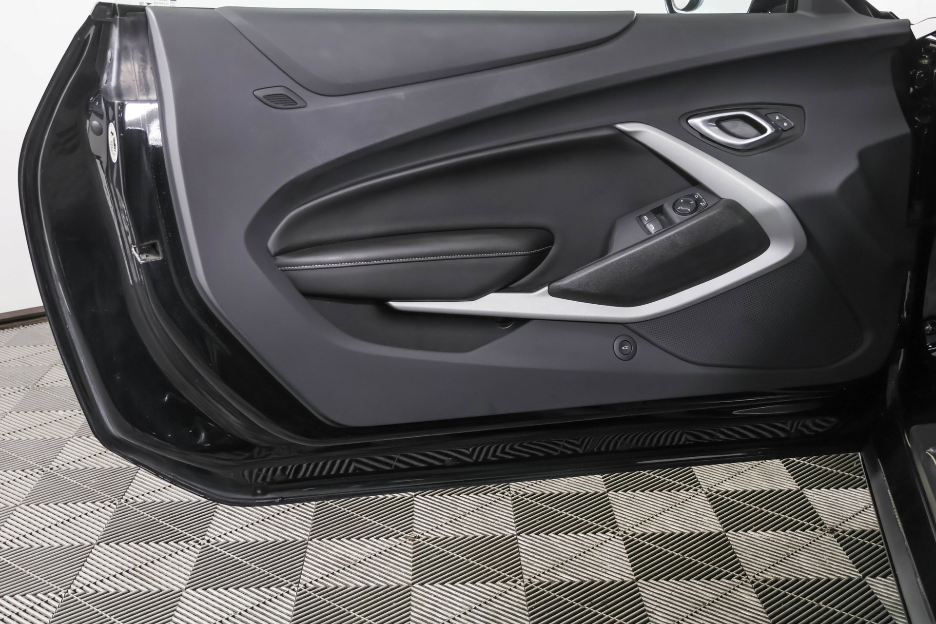 Used 2023 Chevrolet Camaro LT RWD image 31