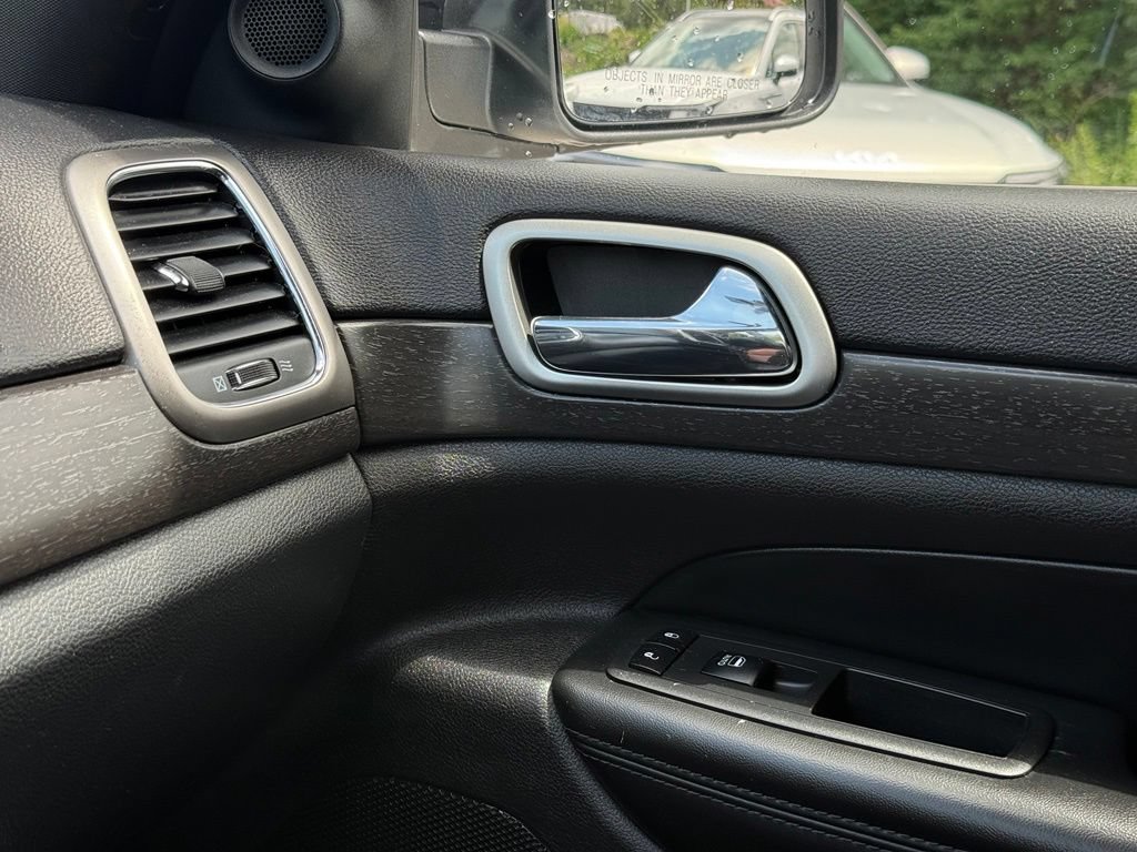 Used 2018 Jeep Grand Cherokee Laredo RWD image 40