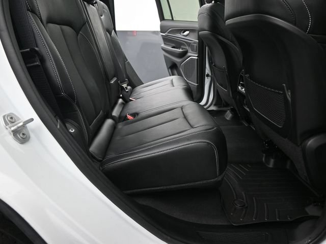 Used 2023 Jeep Grand Cherokee Overland AWD/4WD image 15