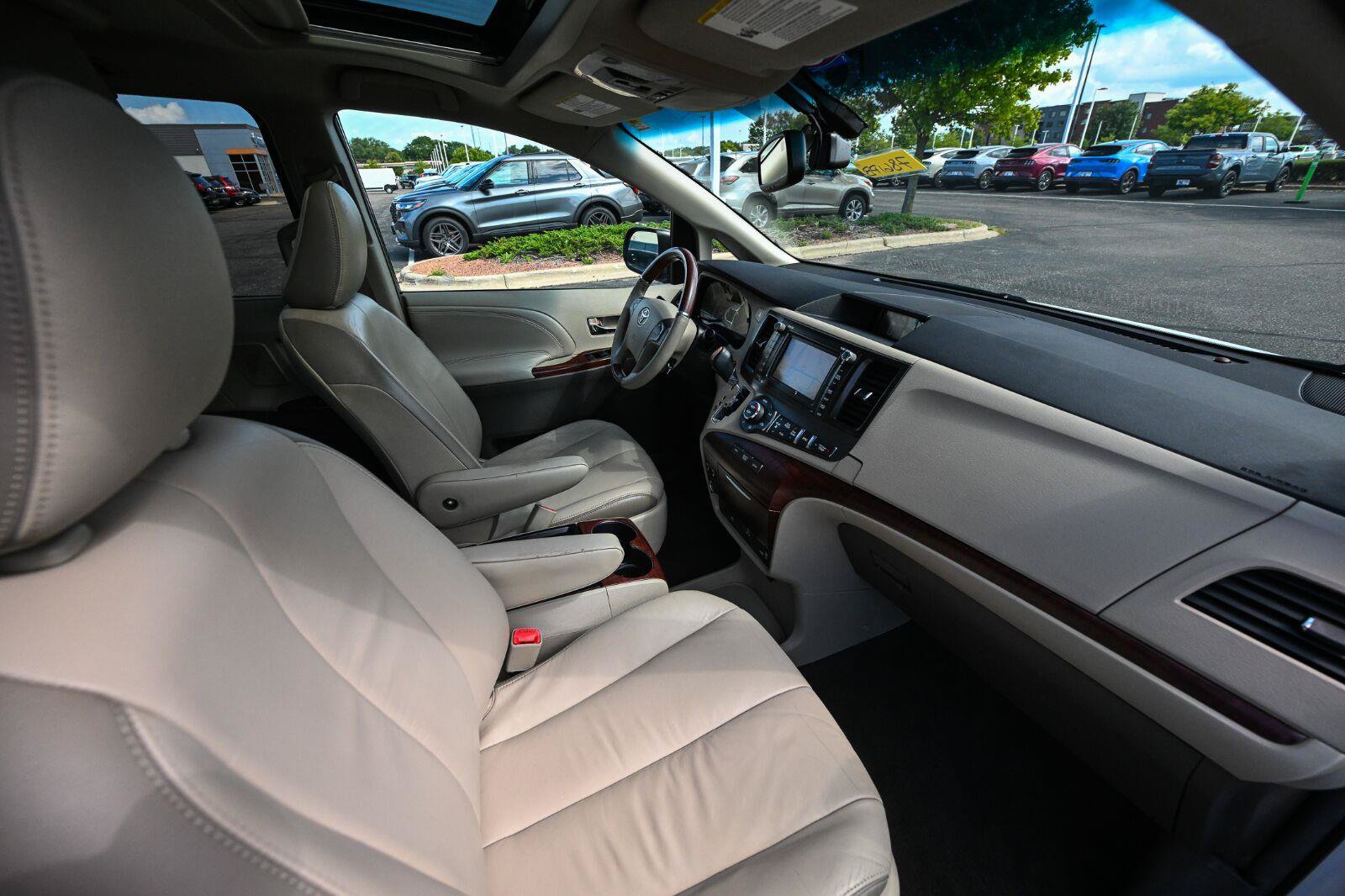 Used 2011 Toyota Sienna Limited w/ Premium Pkg FWD image 25