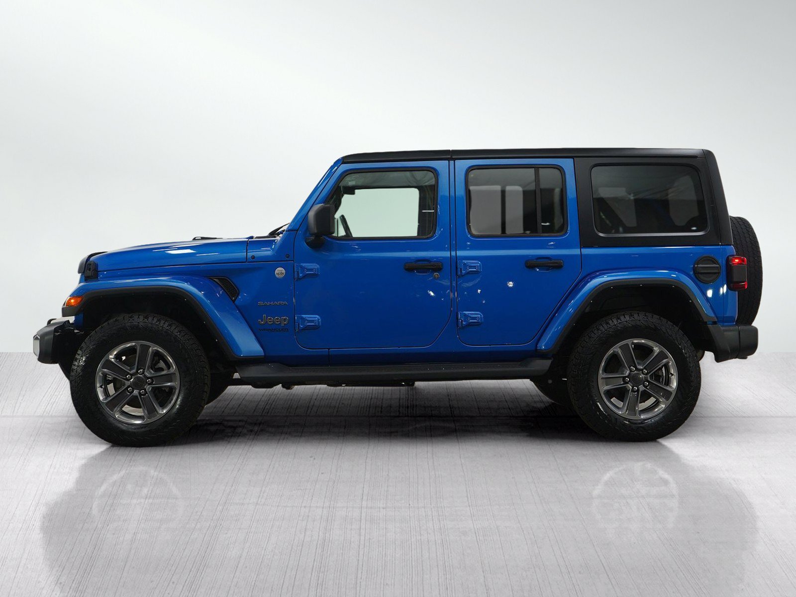 Used 2022 Jeep Wrangler Unlimited Sahara w/ Dual Top Group AWD/4WD image 3