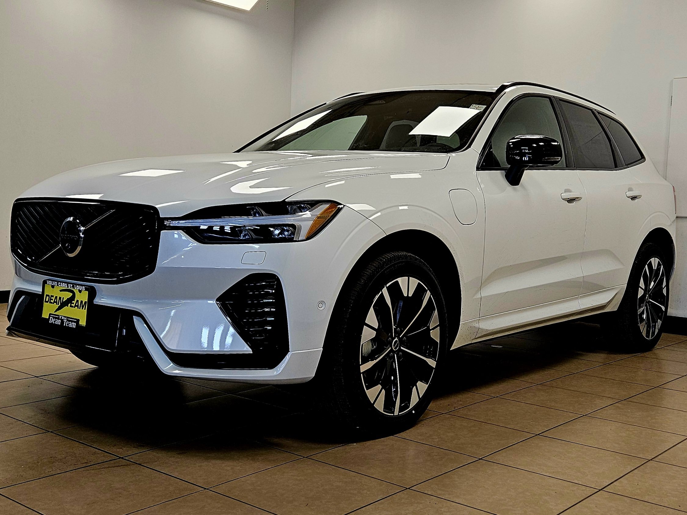 New 2026 Volvo XC60 T8 Plus w/ Protection Package Premier AWD/4WD image 4