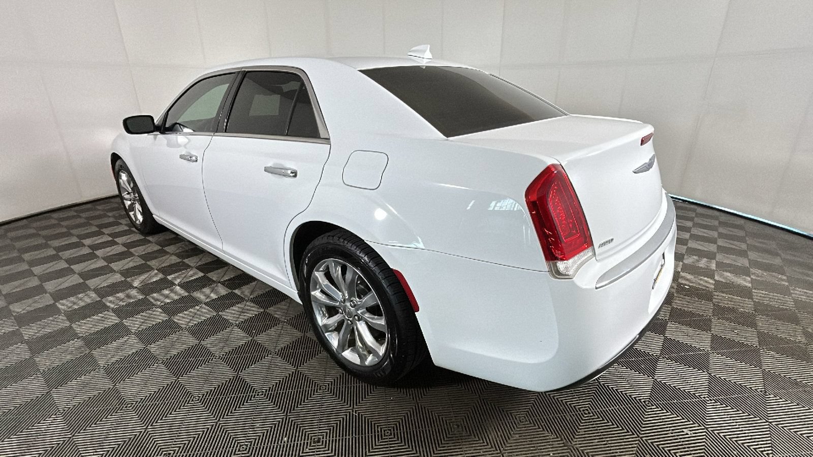 Used 2018 Chrysler 300 Limited AWD/4WD image 5