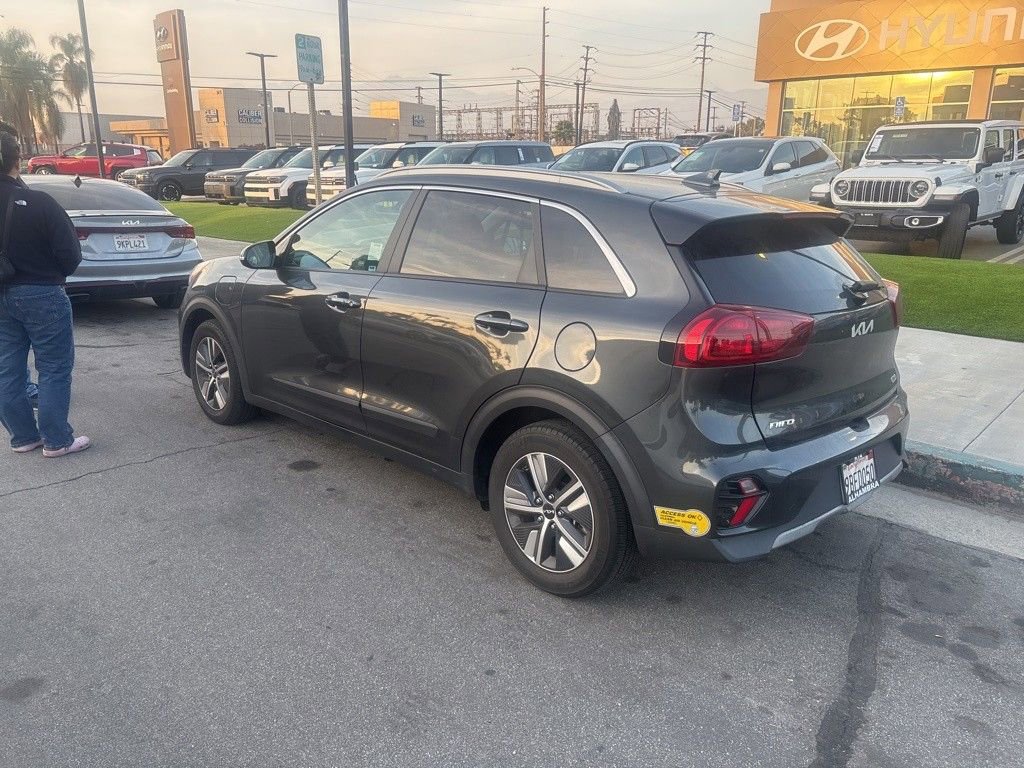 Used 2022 Kia Niro EX image 2