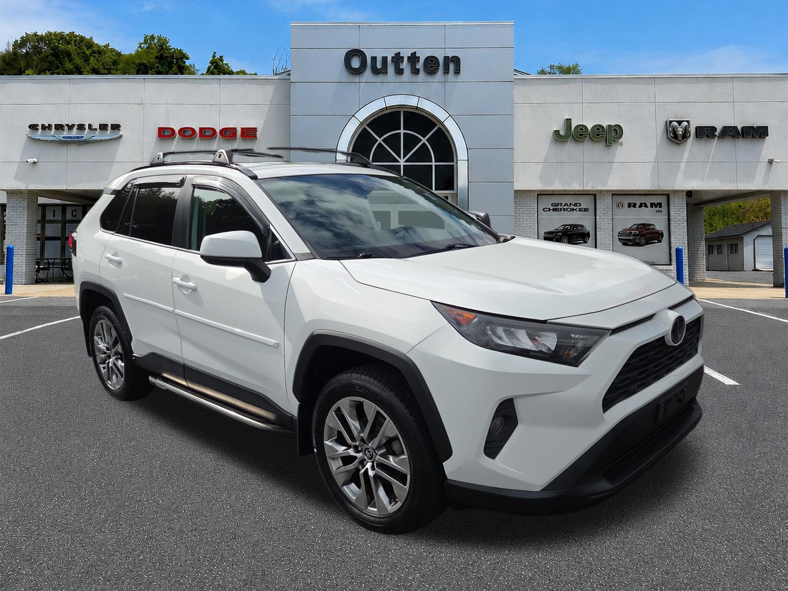 Used 2019 Toyota RAV4 LE AWD/4WD image 1