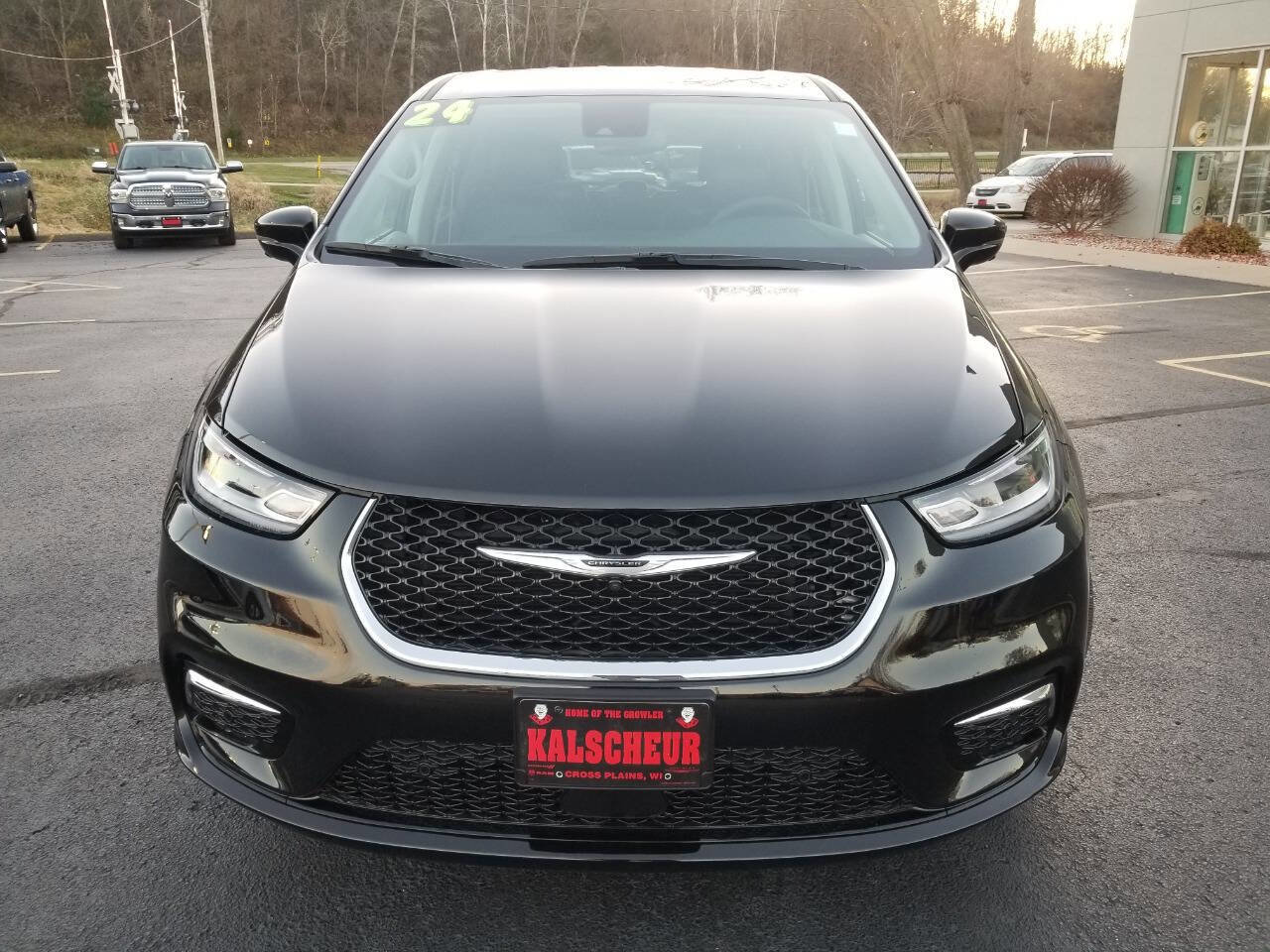 Certified 2024 Chrysler Pacifica Touring-L image 2