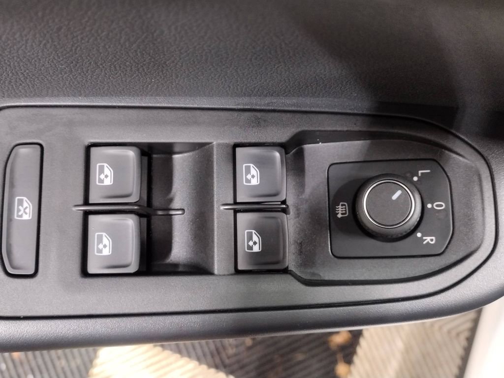 Certified 2025 Volkswagen Taos SE image 19