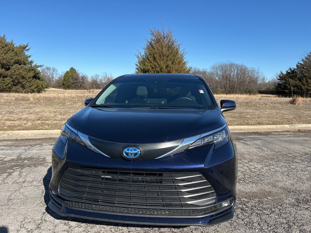 Used 2025 Toyota Sienna XLE image 2