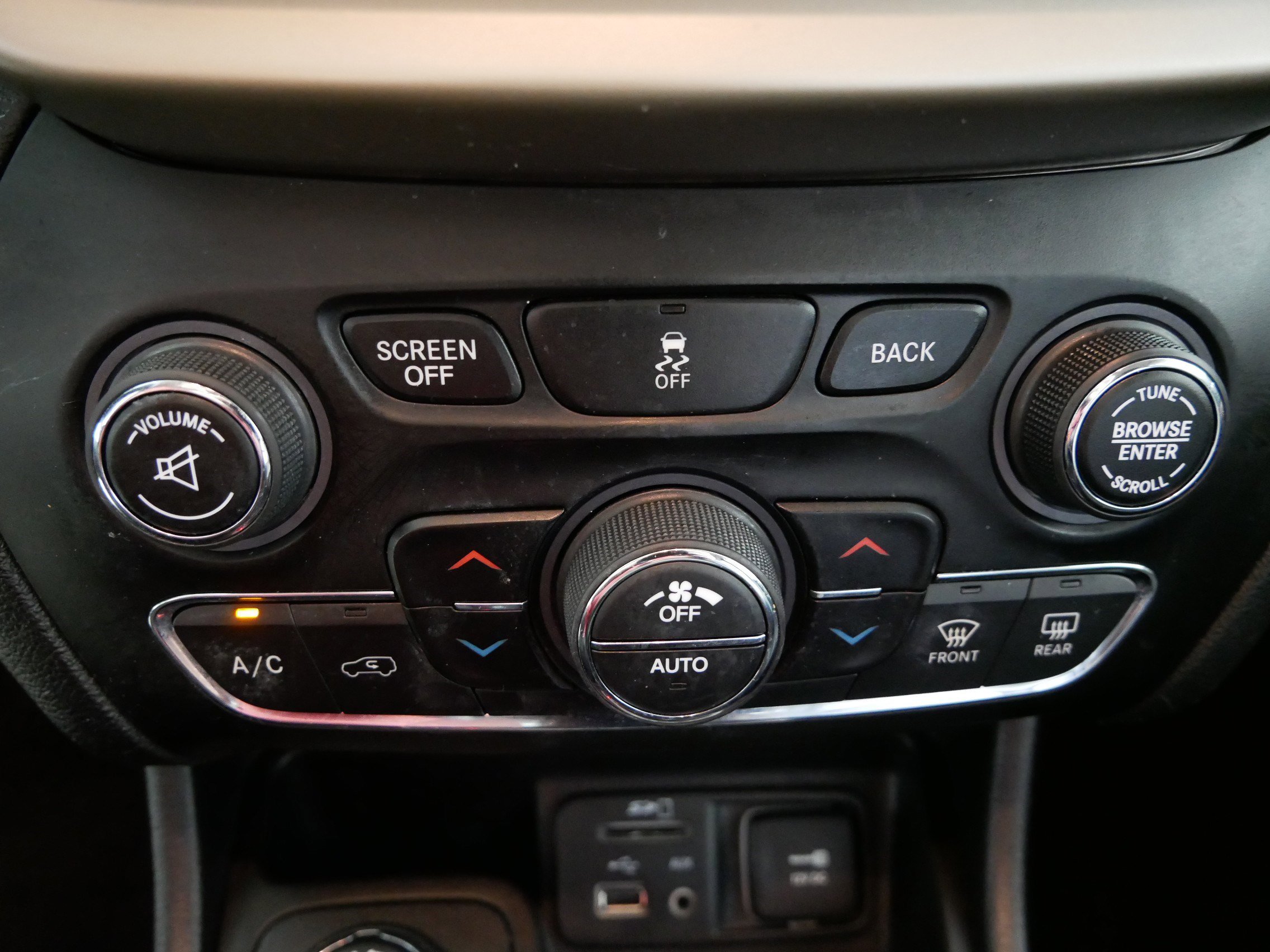 Used 2018 Jeep Cherokee Limited image 23