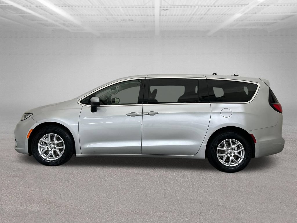 Used 2023 Chrysler Pacifica Touring-L FWD image 2
