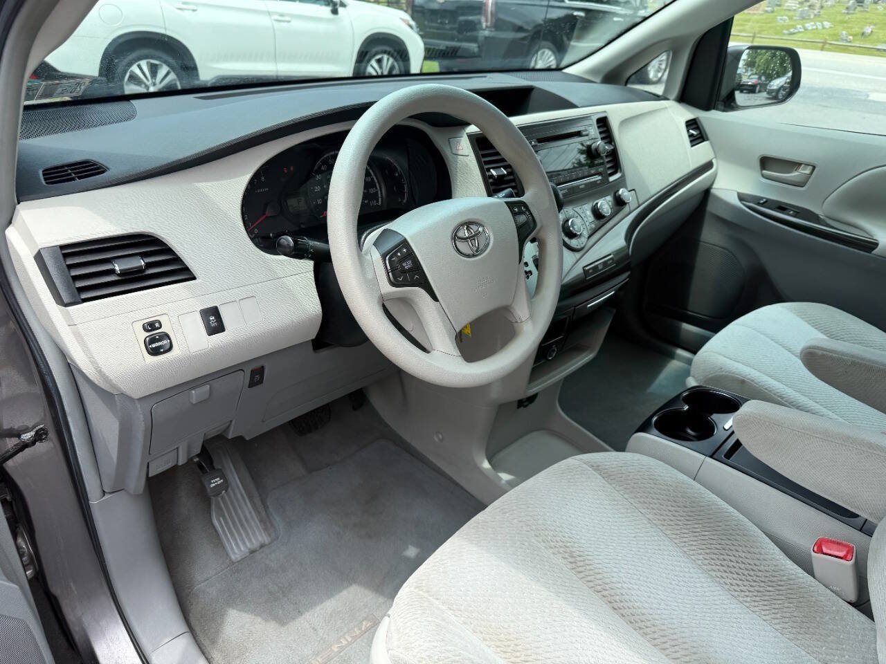 Used 2011 Toyota Sienna LE FWD image 12