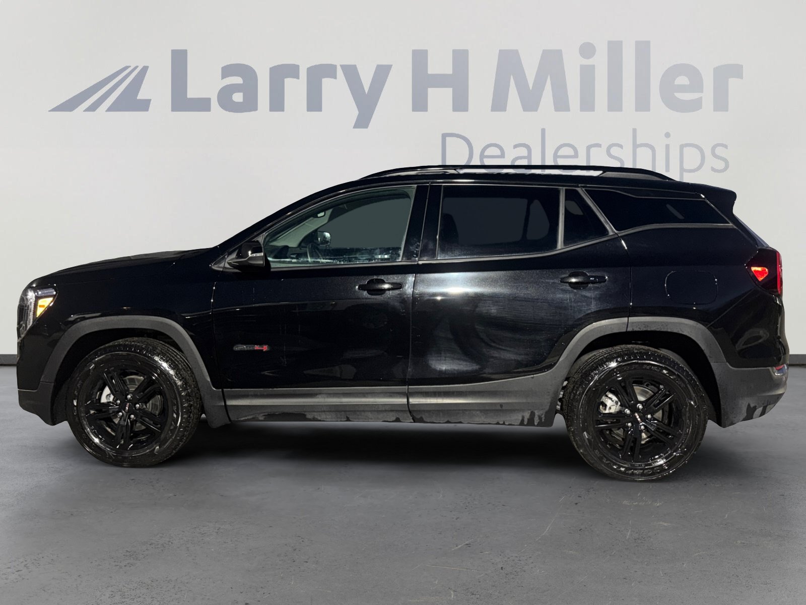 Used 2024 GMC Terrain AT4 AWD/4WD image 2