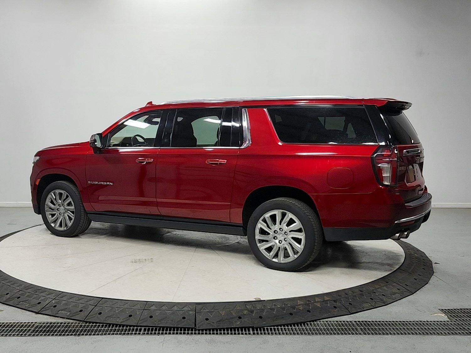 Used 2021 Chevrolet Suburban Premier w/ Premium Package AWD/4WD image 5