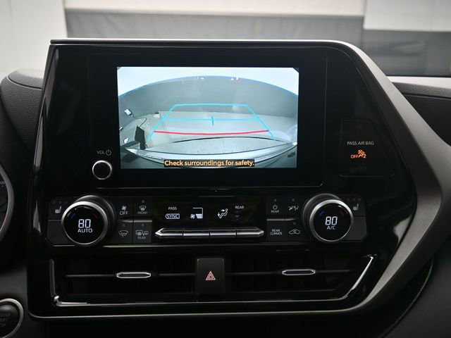 Used 2024 Toyota Highlander XLE FWD image 12