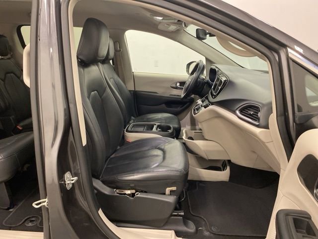 Used 2020 Chrysler Pacifica Touring-L FWD image 24