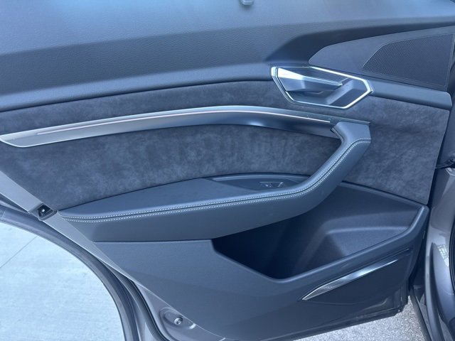 Used 2021 Audi e-tron Prestige w/ Prestige Package image 18