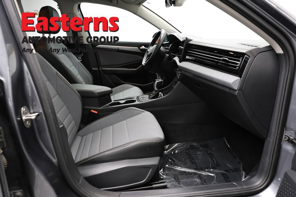 Used 2025 Volkswagen Jetta SE FWD image 24