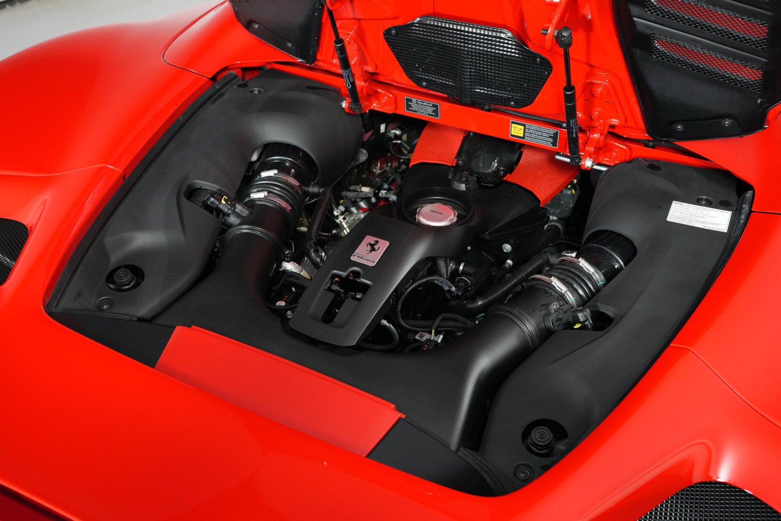 Used 2023 Ferrari F8 Spider RWD image 14