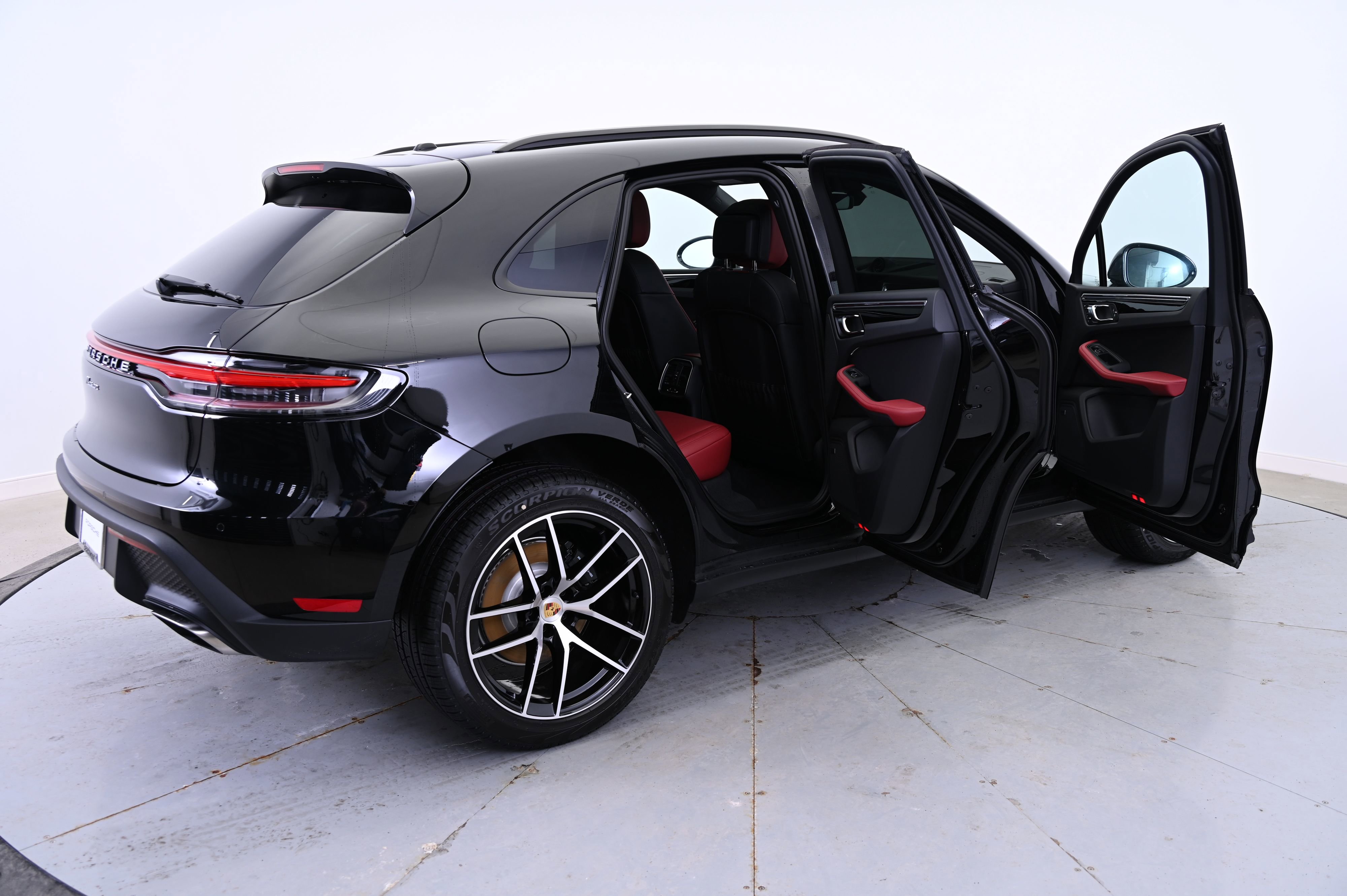 Certified 2025 Porsche Macan image 19