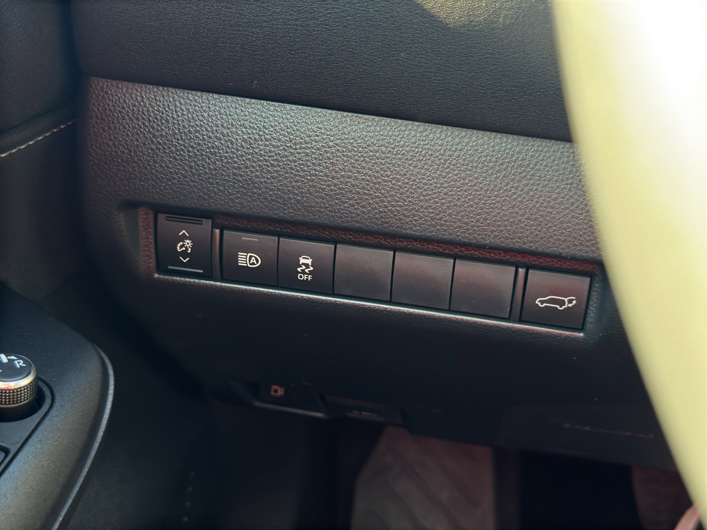 Used 2022 Toyota Venza LE image 28