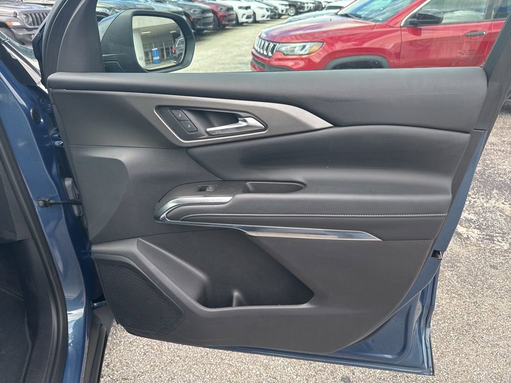 Used 2025 Chevrolet Traverse LT image 22