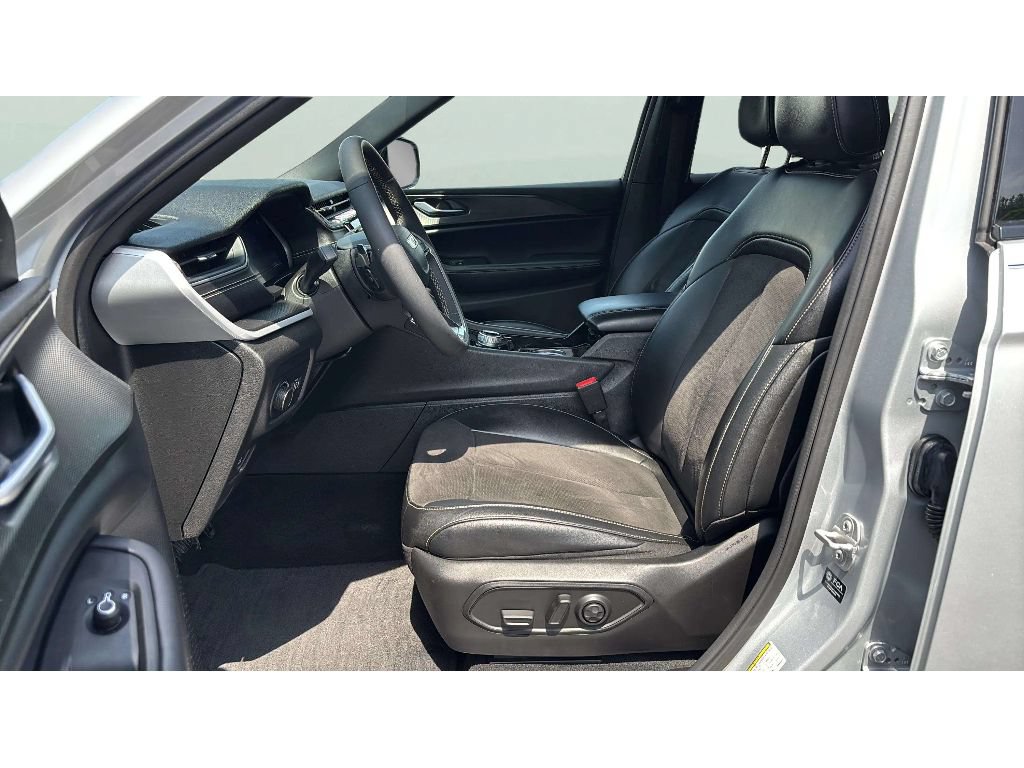 Used 2023 Jeep Grand Cherokee Altitude AWD/4WD image 10