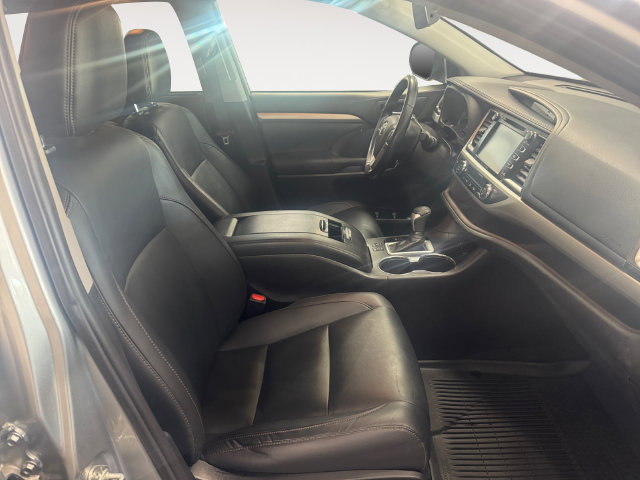 Used 2019 Toyota Highlander XLE AWD/4WD image 4