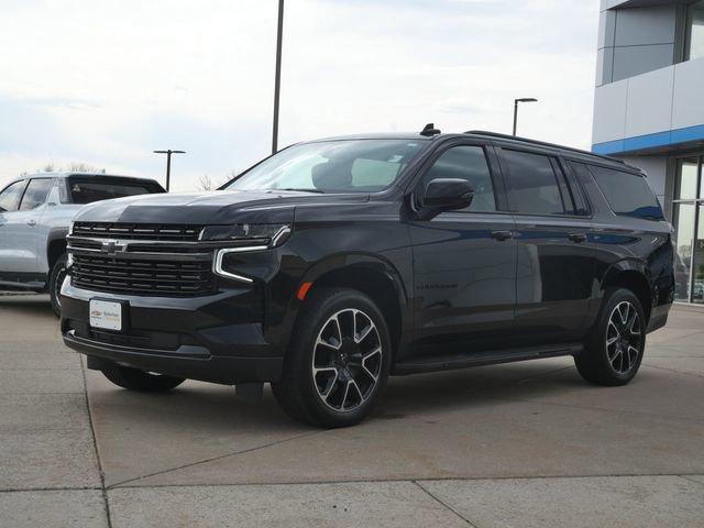 Used 2022 Chevrolet Suburban RST w/ Luxury Package AWD/4WD image 3