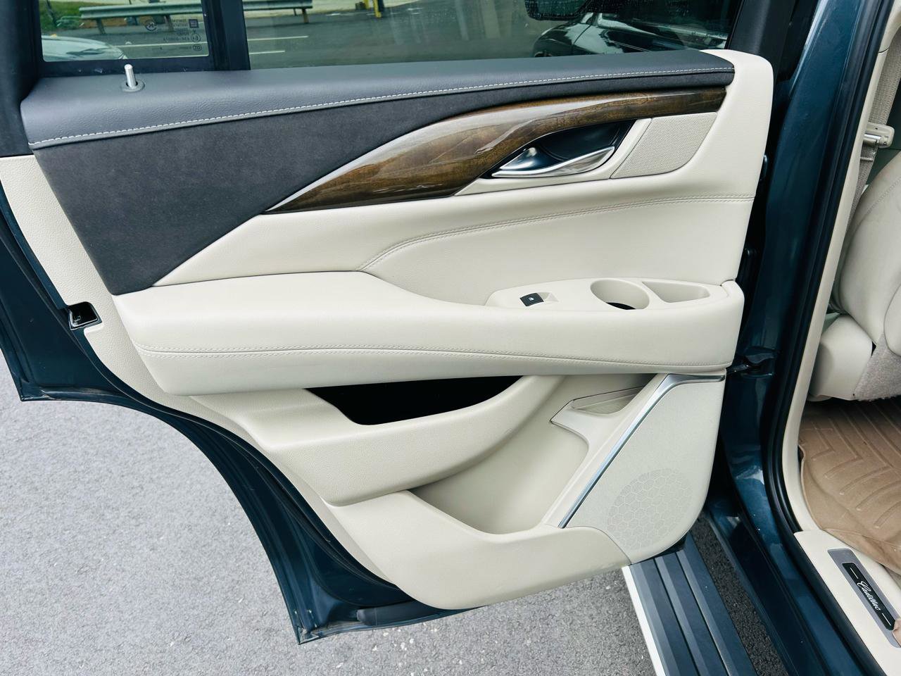 Used 2019 Cadillac Escalade Premium Luxury image 27