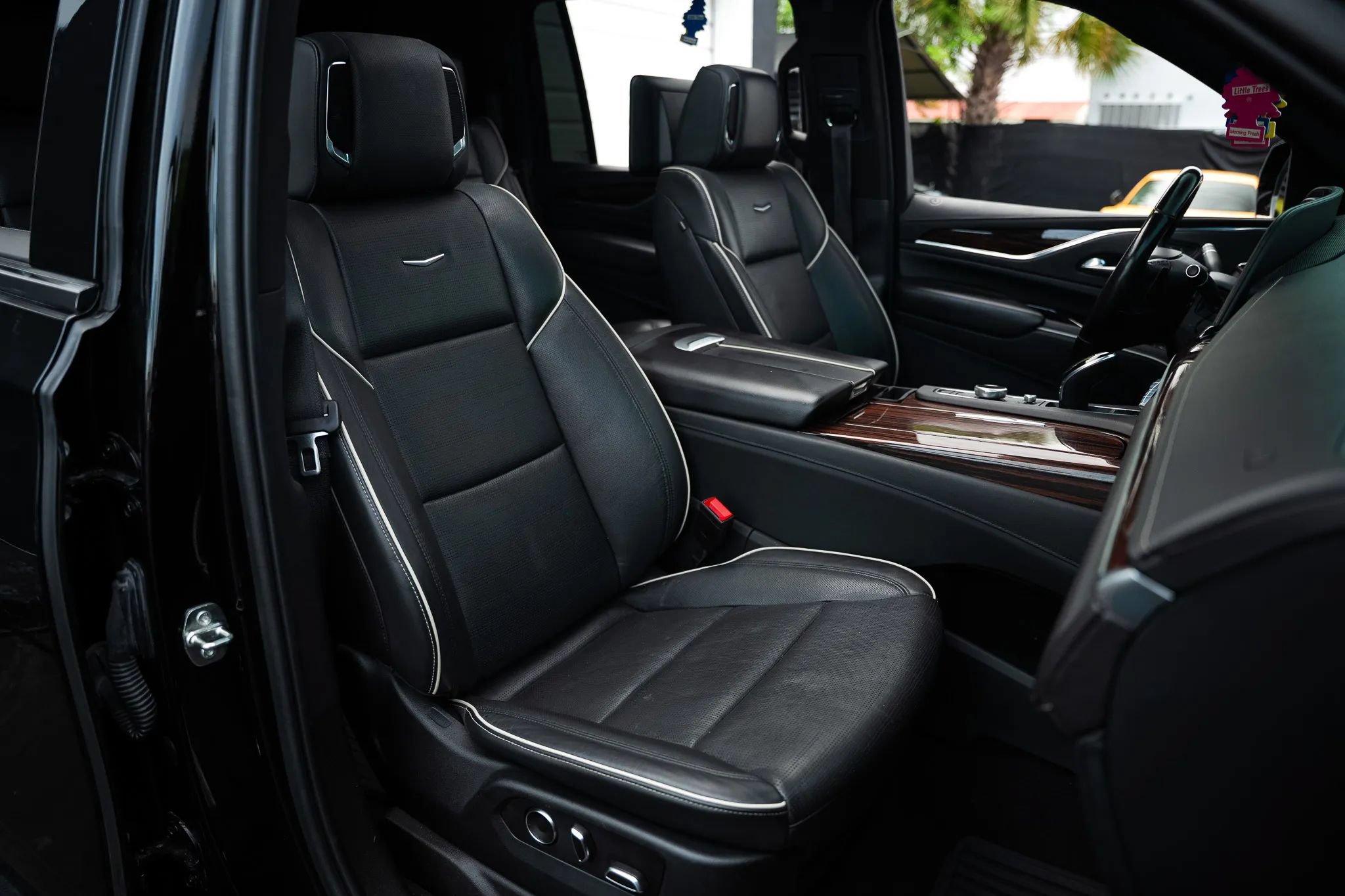 Used 2021 Cadillac Escalade ESV Premium Luxury w/ Performance Package AWD/4WD image 31